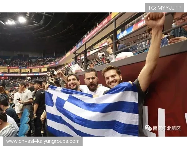 字母哥深夜街头接吻照,社媒账号瞬间爆评